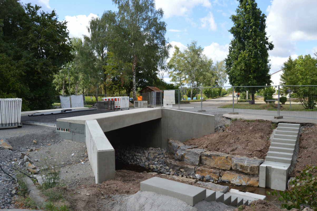 Erneuerung der Brücke über den Brüdenbach zwischen Auenwaldhalle und Kneippanlage